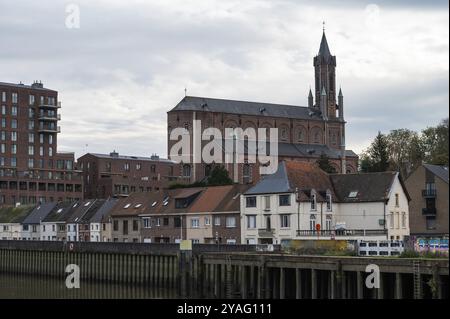 Wetteren, Ostflämische Region, Belgien, 11 03 2022, Blick auf das Dorf, Wohnblöcke und Kirche vom Ufer der Schelde, Europa Stockfoto Wetteren, Ostflämische Region, Belgien, 11 03 2022, Blick auf das Dorf, Wohnblöcke und Kirche vom Ufer der Schelde, Europa Stockfoto