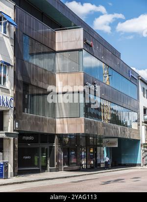 Uppsala, Uppland Schweden, 07 27 2019 Fassade eines modernen Einkaufsgebäudes Stockfoto