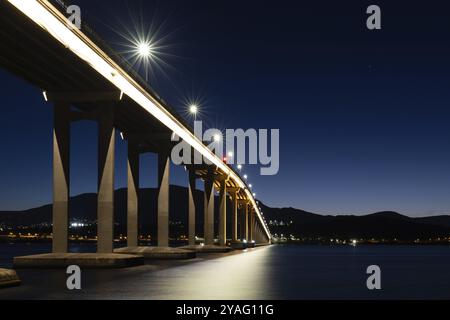 Die berühmte Tasman Bridge in der Abenddämmerung an einem klaren Frühlingsabend über den Derwent River im Zentrum von Hobart, Tasmanien, Australien. Schuss aus dem Clarence F Stockfoto