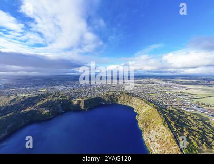 Die ländliche Stadt Mt Gambier und ihr berühmter Blue Lake Krater an einem sonnigen Herbsttag in South Australia, Australien, Ozeanien Stockfoto