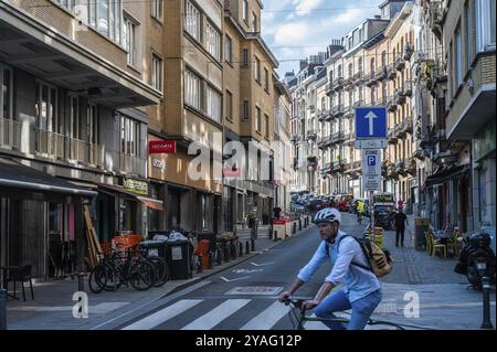 Ixelles, Region Brüssel-Hauptstadt, Belgien, 13. Mai 2024, Radfahrer in der schmalen Rue de Vergnies, Europa Stockfoto