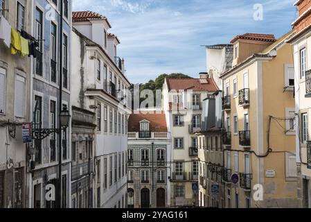 Lissabon, Portugal, 12 28 2018: Blick auf die typischen alten steilen Straßen und Gebäude mit bunten Häusern in der Altstadt, Europa Stockfoto