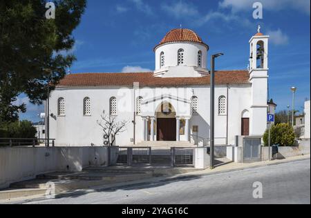 Paphos, Zypern, 27. März 2023, die weiße orthodoxe Kirche von Konia vor blauem Himmel, Europa Stockfoto