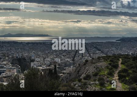 Blick über die Skyline von Athen in Richtung Meer, von den Hügeln der Musen, Athen, Griechenland und Europa Stockfoto