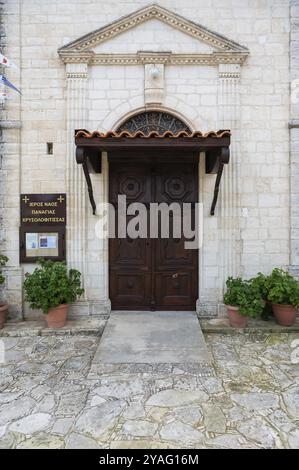 Lofou, Limassol District, Zypern, 24. März 2023, traditioneller Eingang zur Kirche der Chrysolophitis, Europa Stockfoto