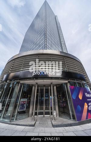 Brüssel, Belgien, 03 10 2019: Runder Eingang eines Einzelhandelsgeschäfts und Hauptsitz des modernen Proximus-Gebäudes in Europa Stockfoto