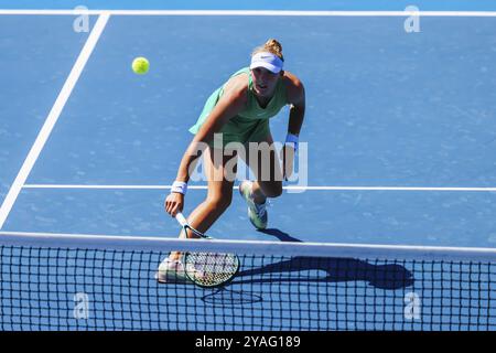 MELBOURNE, AUSTRALIEN, 12. JANUAR: Mirra Andreeva aus Russland spielt am dritten Tag des Kooyong Classic 2024 in Kooyon gegen Danielle Collins Stockfoto