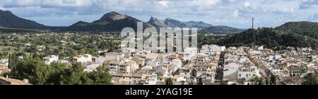 Pollenca, Spanien, 12 28 2017: Extra großer Panoramablick über das Dorf und die Berge, Europa Stockfoto