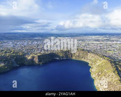 Die ländliche Stadt Mt Gambier und ihr berühmter Blue Lake Krater an einem sonnigen Herbsttag in South Australia, Australien, Ozeanien Stockfoto