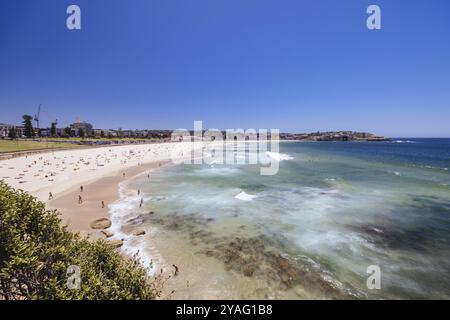 SYDNEY, AUSTRALIEN, 05. DEZEMBER 2023: Allgemeiner Blick auf den Strand in Richtung Bondi Beach an einem warmen Sommertag in Sydney, New South Wales, Australien, Ozeanien Stockfoto