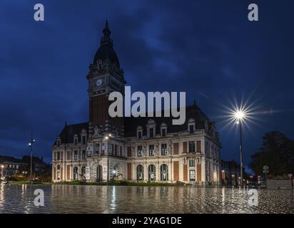 Laeken, Region Brüssel-Hauptstadt, Belgien- 11 09 2021: Das Rathaus mit dem Regen reflektiert auf dem Bürgersteig des Platzes Stockfoto