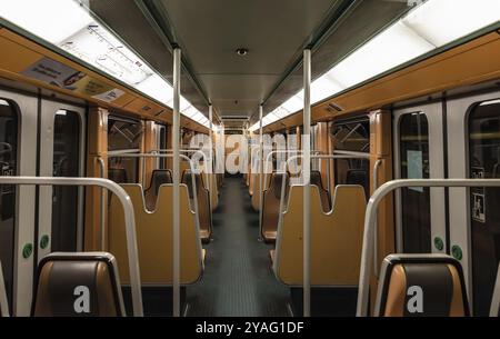 Anderlecht, Region Brüssel-Hauptstadt, Belgien, 03 31 2020 fast leeres orangefarbenes Innere eines U-Bahn-Wagens während der belgischen Lockdown, Europa Stockfoto