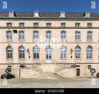 Echternach, das Großherzogtum Luxemburg, die symmetrische Fassade des klassischen Lycee Lycee Classique von Echternach Stockfoto