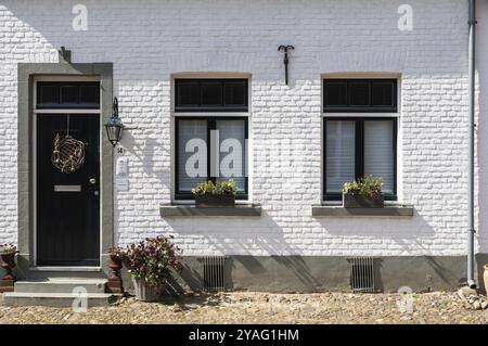 Thorn, Limburg, Niederlande, 04 09 2022, historische weiße Fassaden von Bars und Häusern im alten Dorfkern, Europa Stockfoto