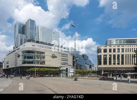 Deutschland, 23.07.2018: Touristen und Einheimische schlendern durch das Einkaufsviertel an der Hauptwache, Europa Stockfoto