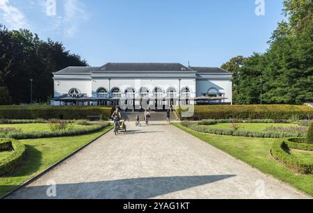 Vilvoorde, Flämisch-Brabant, Belgien, 08 28 2021 Park und Hauptgebäude des Restaurants Orangerie, Europa Stockfoto