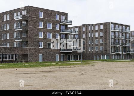 Sittard, Limburg, Niederlande, 04 08 2022, zeitgenössische Wohnblocks in den Vororten, Europa Stockfoto