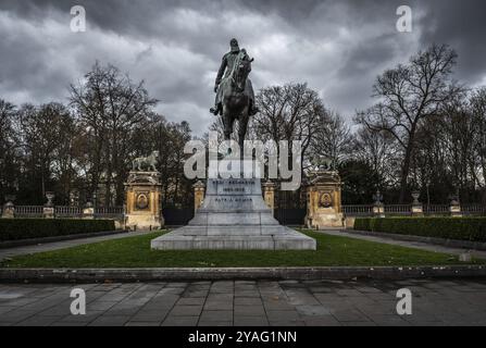 Brüssel Altstadt, Region Brüssel Hauptstadt, Belgien, 12 20 2019 Statue von Leopold II., ehemaliger König von Belgien und königlicher Palast in stimmungsvoller Umgebung Stockfoto