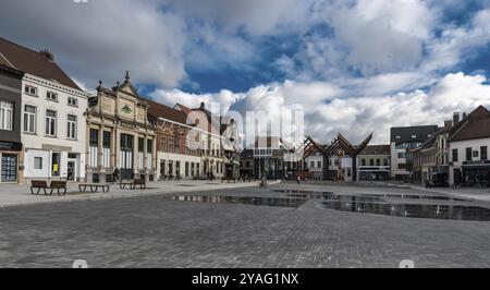 Vilvoorde, Flämische Region, Belgien, 10 17 2021: Weitwinkelblick über den renovierten alten Marktplatz, Europa Stockfoto