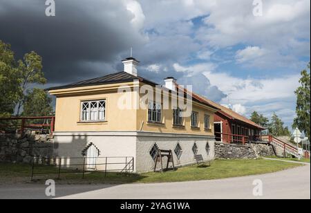 Sala Silvergruva, Vastmanlands Lan, Schweden, 08 07 2019 Wohnung auf dem Silberbergwerk mit aufsteigenden Regenwolken, Europa Stockfoto