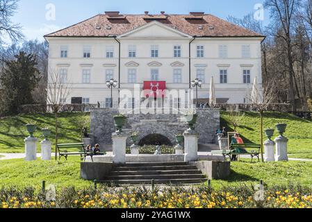 Ljubljana, Slowenien, 04 07 2018: Neoklassische Fassade und Garten mit Ornamenten, Europa Stockfoto