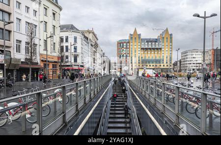 Antwerpen, Flandern, Belgien, 12 28 2020, Blick über den Queen Astrid Platz in der Antwerpener Altstadt vom Eingang des Fahrradparkplatzes, Europa Stockfoto