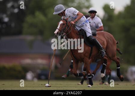 Tortugitas, Buenos Aires - 13. Oktober 2024: In der zweiten Runde der 84. Tortugas Country Club Open, präsentiert von Jumbo, triumphierte La Dolfina Saudi mit einem Sieg von 17-13 auf Feld 5 über La Hache Cría & Polo. Gonzalo Ferrari trat für den verletzten Adolfito Cambiaso ein, und La Dolfina fand ihren Rhythmus vom zweiten Chukker, gewann ihn 4-0 und übernahm die Kontrolle über das Spiel. Poroto Cambiaso stieß mit 8 Toren (sechs im Elfmeterschießen) auf, während Pelón Stirling und Juan M. Nero zu einer starken Teamleistung beitrugen. Quelle: UNAR Photo/Alamy Live News Stockfoto