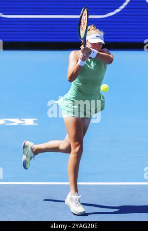 MELBOURNE, AUSTRALIEN, 12. JANUAR: Mirra Andreeva aus Russland spielt am dritten Tag des Kooyong Classic 2024 in Kooyon gegen Danielle Collins Stockfoto