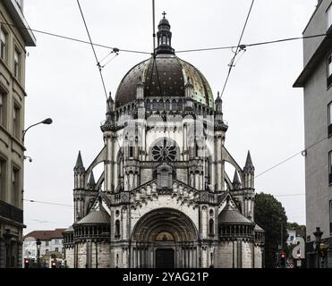 Schaerbeek, Brüssel, Belgien, 08 14 2018: Lokale Touristen besuchen die Königliche Marienkirche in Europa Stockfoto