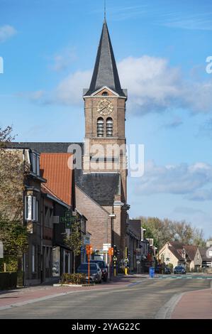 Aalst, Flämisch Brabant, Belgien, 11 02 2022, Kirchturm und Platz des Dorfes, Europa Stockfoto