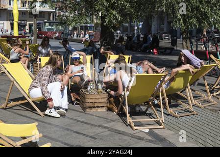 Ixelles, Region Brüssel-Hauptstadt, Belgien, 06 22 2020 attraktives 18-jähriges Mädchen in weißer Spitze, das mit ihren Freunden die Sonne genießt, Europa Stockfoto