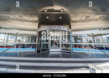 Belgien, 03 21 2018: Eingangstür der Brussels South Tour du Midi, Zuidertoren der belgischen Finanzverwaltung und Pensionsturm, Europa Stockfoto