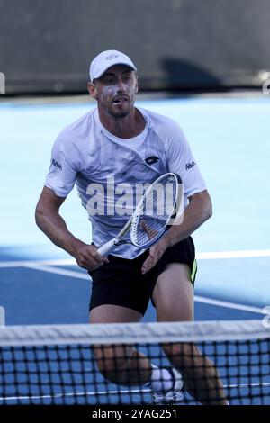 MELBOURNE, AUSTRALIEN, 11. JANUAR: John Millman aus Australien, während er Alex Molcan aus der Slowakei in der Qualifikation vor den Australian Open AT 2024 spielt Stockfoto