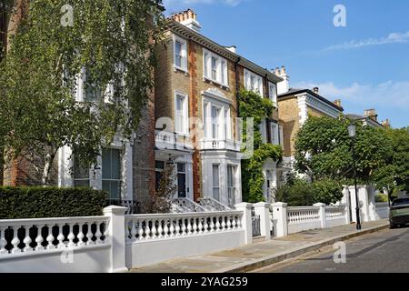 Elegante Straße mit farbenfrohen alten Ziegelsteingebäuden und Apartmenthäusern im Londoner Chelsea-Viertel Stockfoto