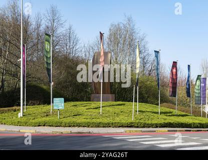 Schaerbeek, Region Brüssel-Hauptstadt, Belgien, 03 26 2022, Eingangspark des Hauptsitzes der flämischen Rundfunkgesellschaft, Europa Stockfoto