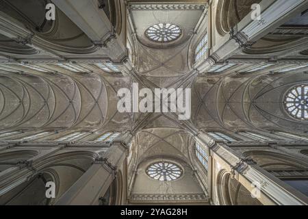Stadtzentrum von Brüssel, Region Brüssel-Hauptstadt, Belgien, 06 20 2020 Blick auf die dekorierte Decke der Kirche St. Katharina, Europa Stockfoto
