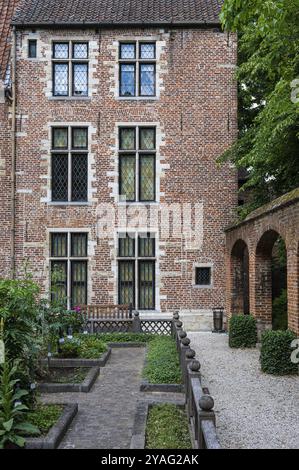 Anderlecht, Region Brüssel-Hauptstadt, Belgien, 06 11 2022, Gärten und Fassade des Erasmus-Hauses, Europa Stockfoto