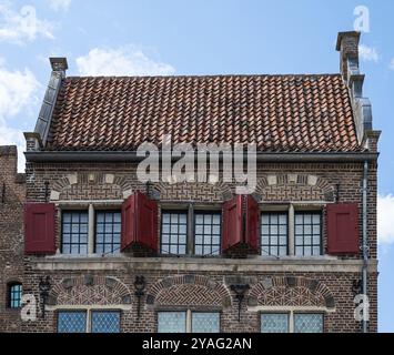 Hattem, Gelderland, Niederlande, 07 14 2022, Historisches Dach einer Wohnfassade, Europa Stockfoto