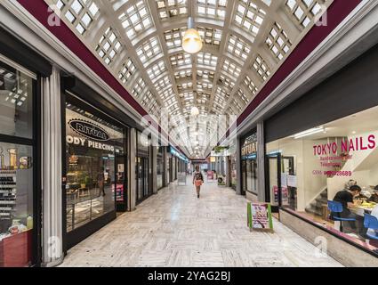 Brüssel Altstadt, Belgien, 07 18 2019 - Innere Arkaden der Galerie du Centre, eine alte zentrale Galerie, Europa Stockfoto