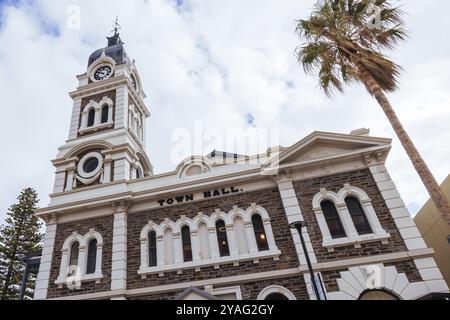 ADELAIDE, AUSTRALIEN, 13. APRIL 2023: Der beliebte Vorort Glenelg um Jimmy Melrose Park und Glenelg Town Hall in Adelaide, South Australia, Austr Stockfoto