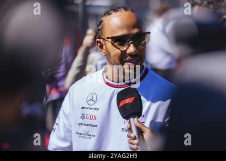 MELBOURNE, AUSTRALIEN, 2. APRIL: Lewis Hamilton aus Großbritannien fährt für das Mercedes-AMG PETRONAS Formula One Team bei der Fahrerparade vor dem Stadion Stockfoto