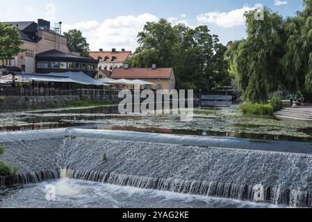 Uppsala, Uppland Schweden, 07 27 2019, kleiner Wasserfall im Stadtfluss Stockfoto