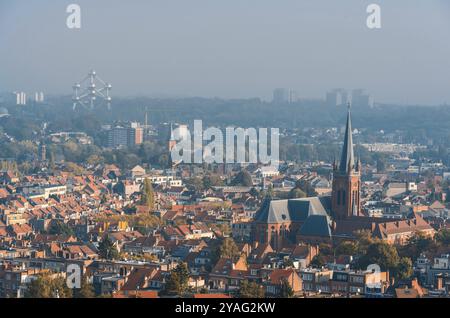 Koekelberg, Region Brüssel-Hauptstadt, Belgien, 10 23 2019 Panoramablick über Brüssel an einem nebeligen Morgen über Jette und Laeken, Europa Stockfoto