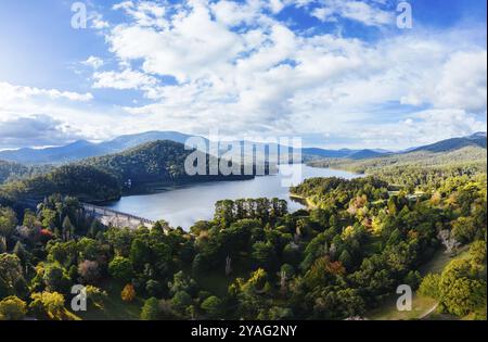 Ein Blick aus der Luft an einem kühlen Herbsttag über dem Maroondah Reservoir in der Nähe von Healesville in Victoria, Australien, Ozeanien Stockfoto