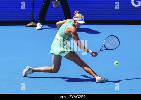 MELBOURNE, AUSTRALIEN, 12. JANUAR: Mirra Andreeva aus Russland spielt am dritten Tag des Kooyong Classic 2024 in Kooyon gegen Danielle Collins Stockfoto