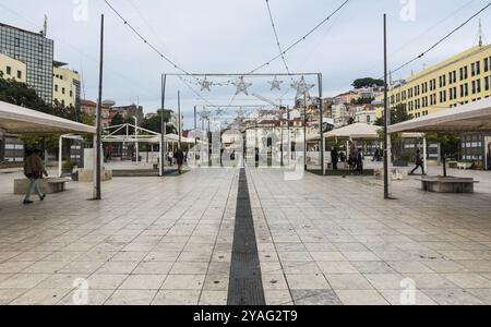 Lissabon, Portugal, 12 28 2018: Blick auf den Martim Moniz Platz mit Weihnachtsdekoration, Europa Stockfoto