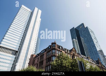 Frankfurt am Main, Hessen, Deutschland, 08 03 2021: Wolkenkratzer und klassische Altbauten Fassaden, Europa Stockfoto