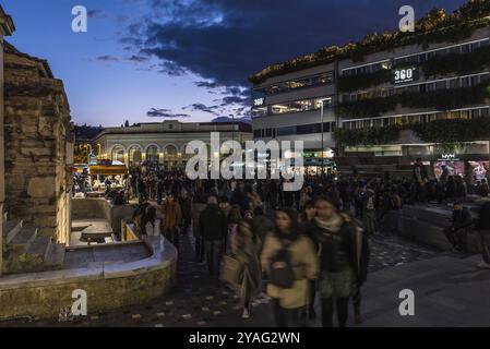 Altstadt von Athen, Attika, Griechenland, 12 28 2019 Einheimische und Touristen, die bei Nacht über den Monastiraki-Platz spazieren, Europa Stockfoto