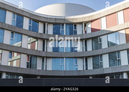 Auderghem, Brüssel, Belgien, 02 18 2019: Runde Fassade des neuen CHIREC-Krankenhauses, Europa Stockfoto