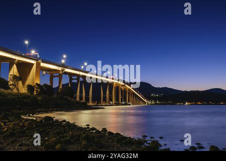 Die berühmte Tasman Bridge in der Abenddämmerung an einem klaren Frühlingsabend über den Derwent River im Zentrum von Hobart, Tasmanien, Australien. Schuss aus dem Clarence F Stockfoto